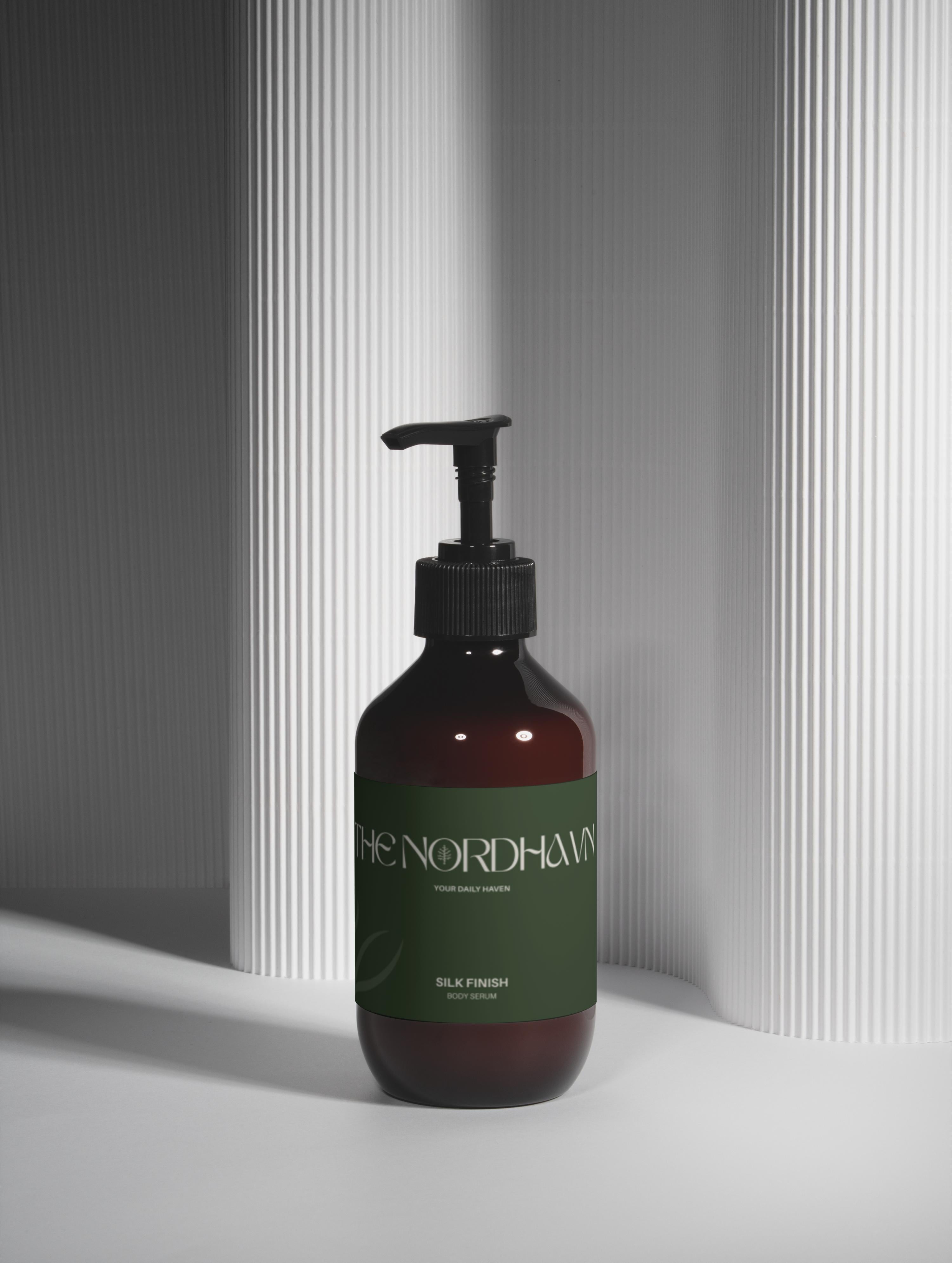 TheNordhavn Silk Finish body serum witte achtergrond vegan hyaluronzuur